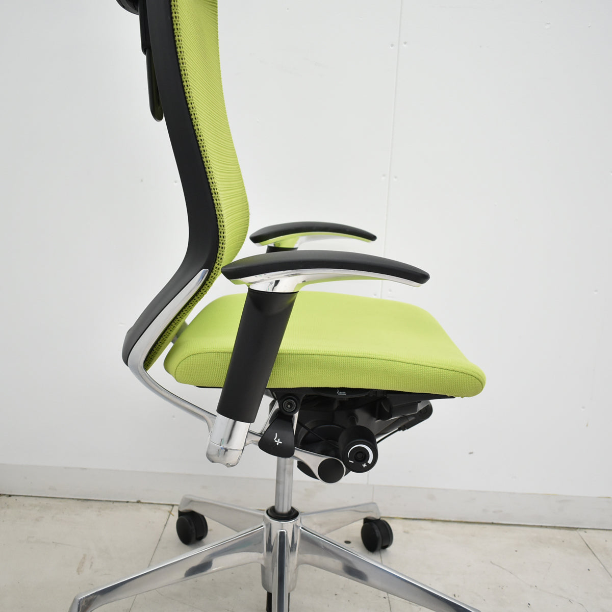 【中古】オカムラ　バロン　エクストラハイバック　可動肘　可動ヘッドレスト　ポリッシュ　ライムグリーン　2026050903【中古オフィス家具】