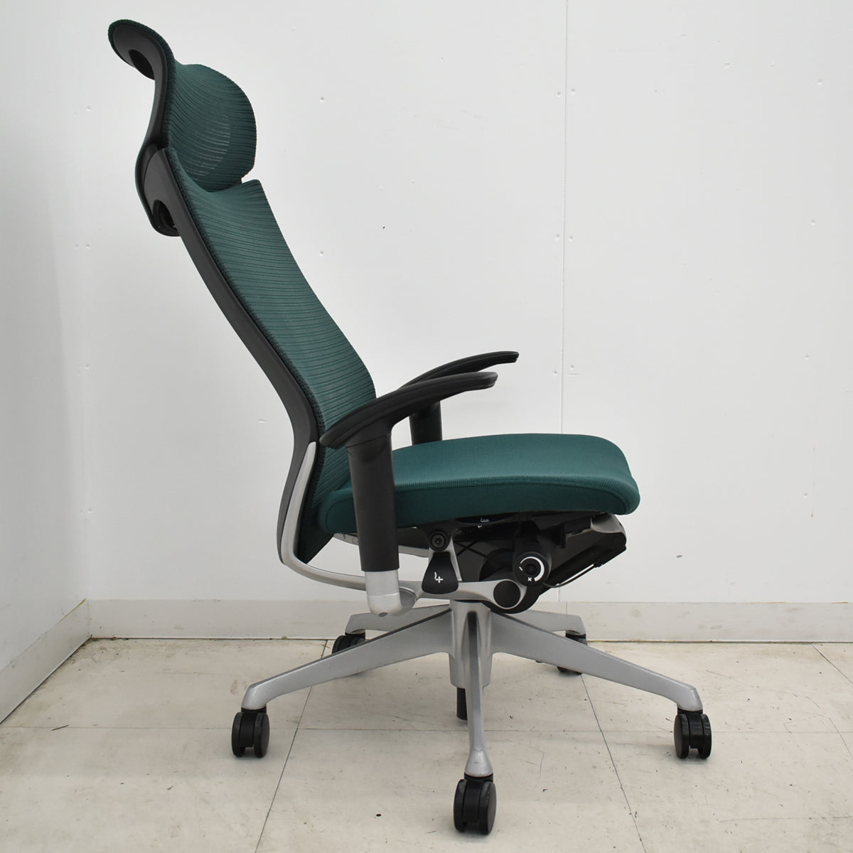 【中古】オカムラ　バロン　エクストラハイバック　可動肘　固定ヘッドレスト　ダークグリーン　肘パッド新品　2026050904【中古オフィス家具】