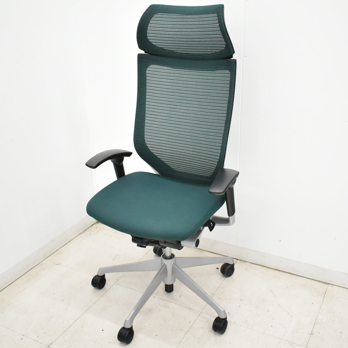 【中古】オカムラ　バロン　エクストラハイバック　可動肘　固定ヘッドレスト　ダークグリーン　肘パッド新品　2026050904【中古オフィス家具】