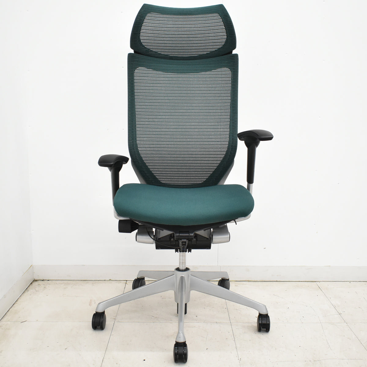 【中古】オカムラ　バロン　エクストラハイバック　可動肘　固定ヘッドレスト　ダークグリーン　肘パッド新品　2026050904【中古オフィス家具】