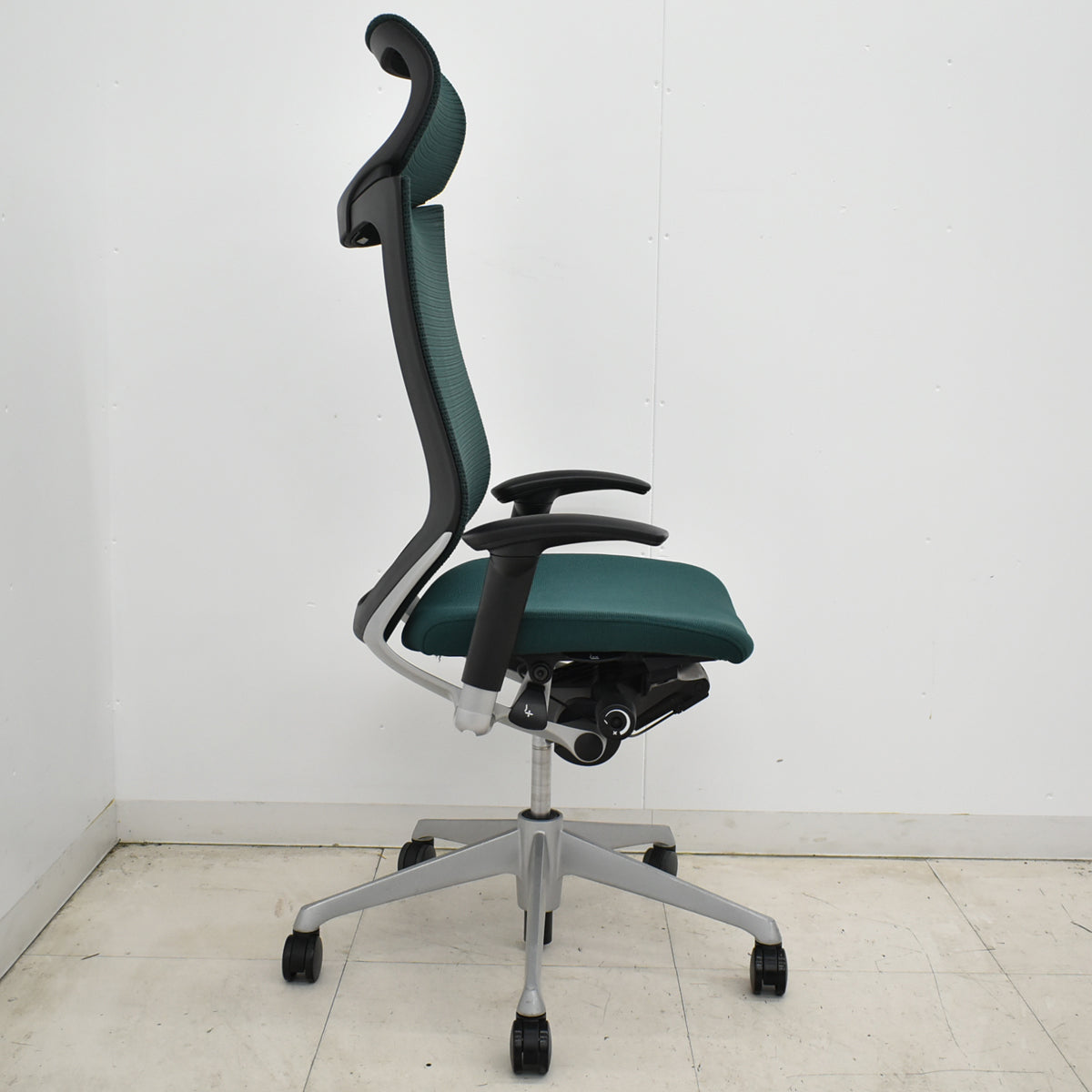 【中古】オカムラ　バロン　エクストラハイバック　可動肘　固定ヘッドレスト　ダークグリーン　肘パッド新品　2026050904【中古オフィス家具】