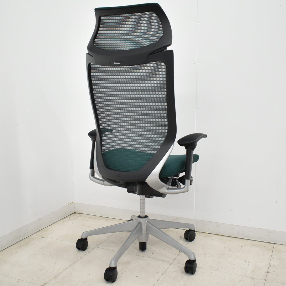 【中古】オカムラ　バロン　エクストラハイバック　可動肘　固定ヘッドレスト　ダークグリーン　肘パッド新品　2026050904【中古オフィス家具】