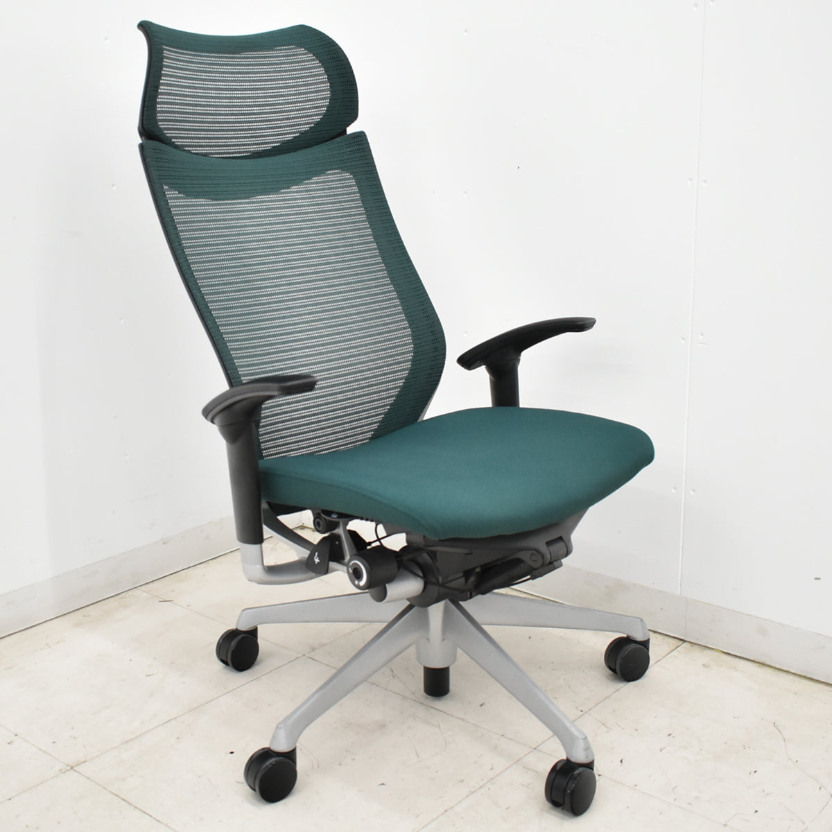 【中古】オカムラ　バロン　エクストラハイバック　可動肘　固定ヘッドレスト　ダークグリーン　肘パッド新品　2026050904【中古オフィス家具】