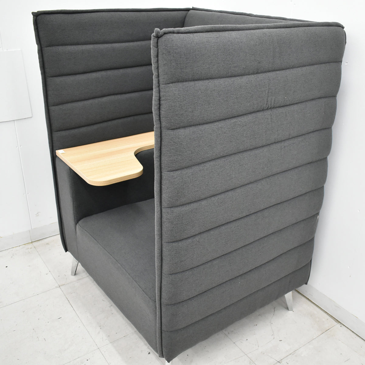 【中古】[持ち帰り限定品]ハイビス　ハイバックソファ　一人用ブースソファ　テーブル付　ダークグレー　幅920　2026051104【中古オフィス家具】