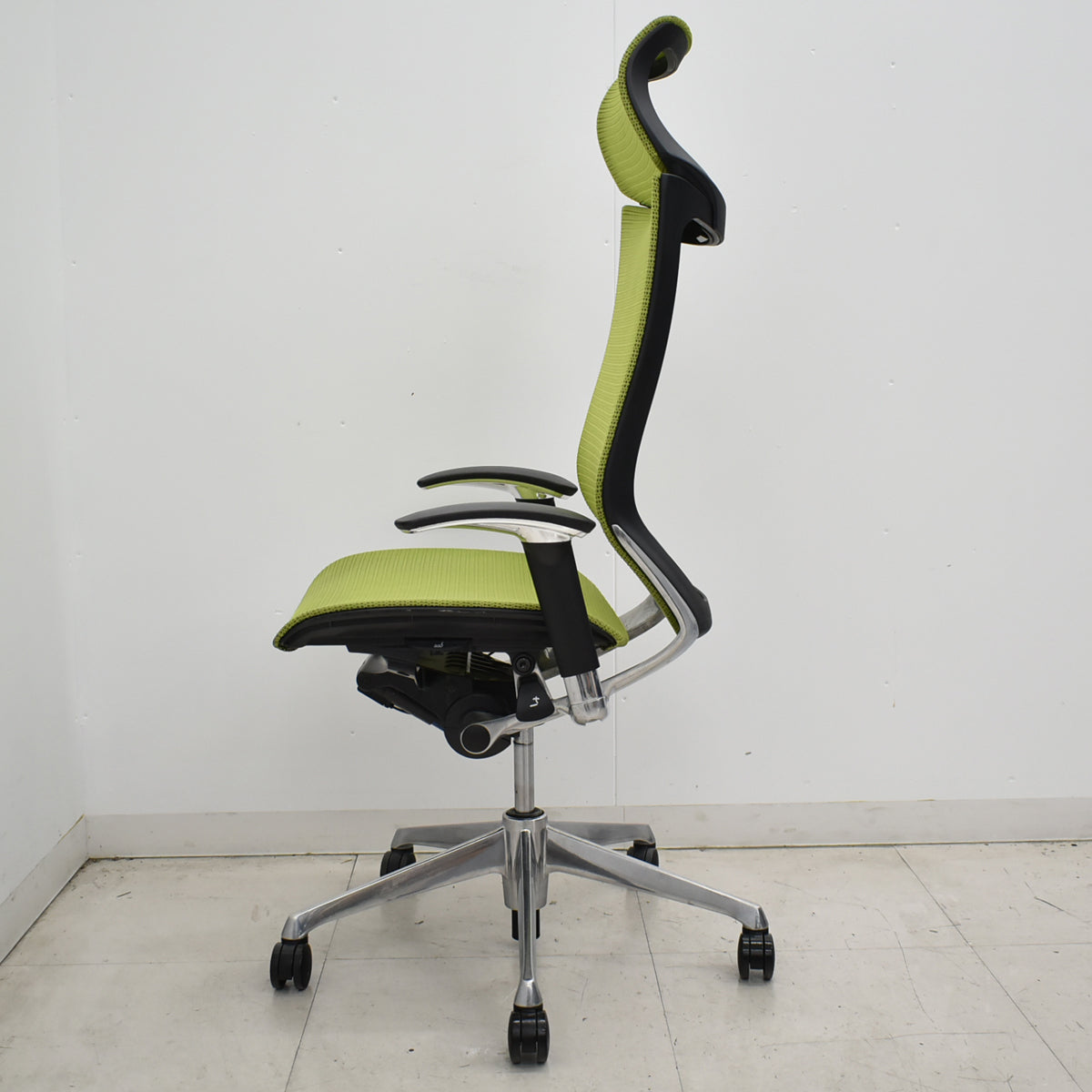 【中古】オカムラ　バロン　エクストラハイバック　可動肘　固定ヘッドレスト　ポリッシュ　ライムグリーン　2026051203【中古オフィス家具】