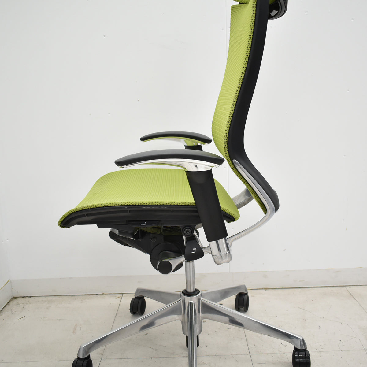 【中古】オカムラ　バロン　エクストラハイバック　可動肘　固定ヘッドレスト　ポリッシュ　ライムグリーン　2026051203【中古オフィス家具】