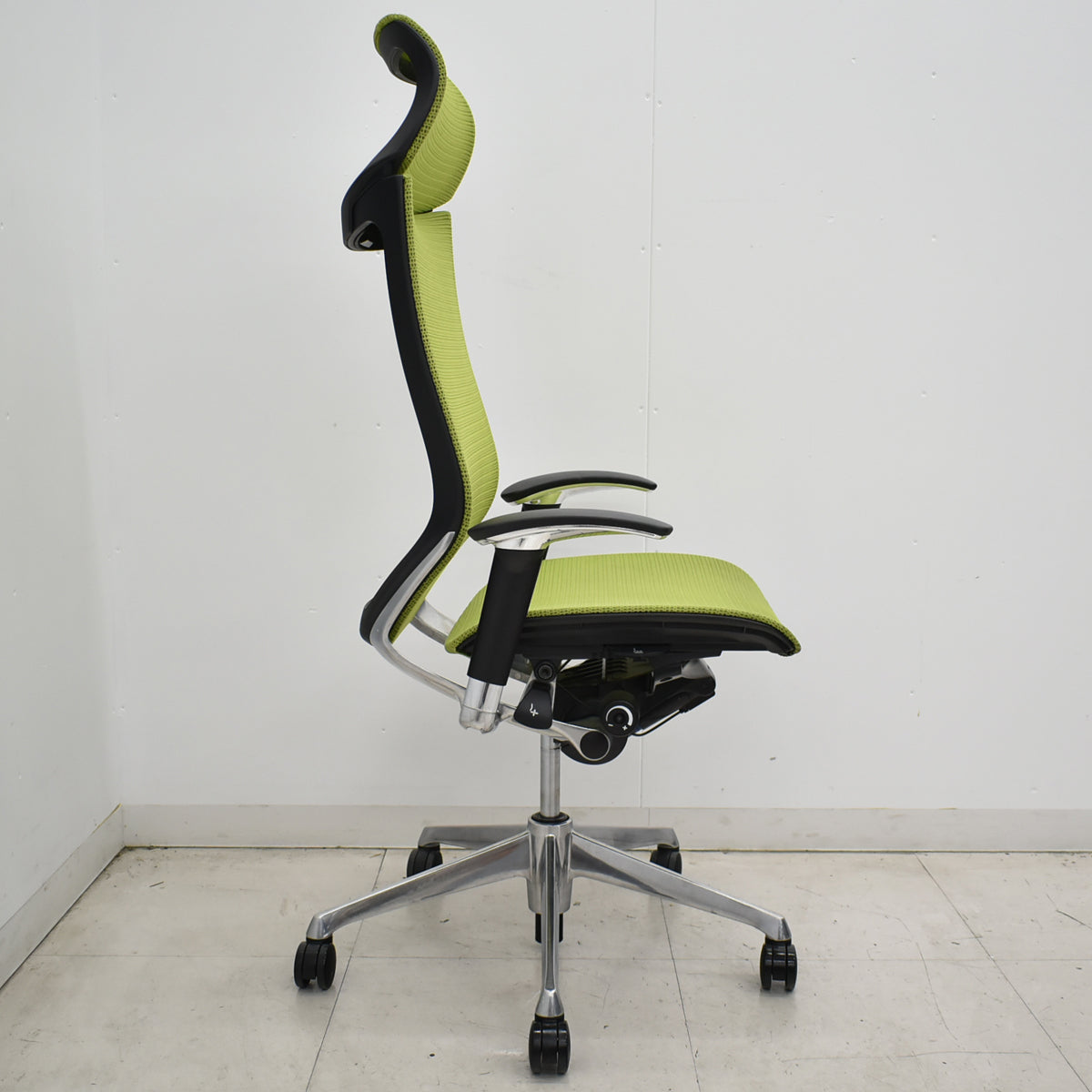 【中古】オカムラ　バロン　エクストラハイバック　可動肘　固定ヘッドレスト　ポリッシュ　ライムグリーン　2026051203【中古オフィス家具】