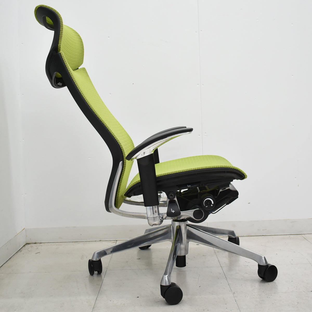 【中古】オカムラ　バロン　エクストラハイバック　可動肘　固定ヘッドレスト　ポリッシュ　ライムグリーン　2026051204【中古オフィス家具】