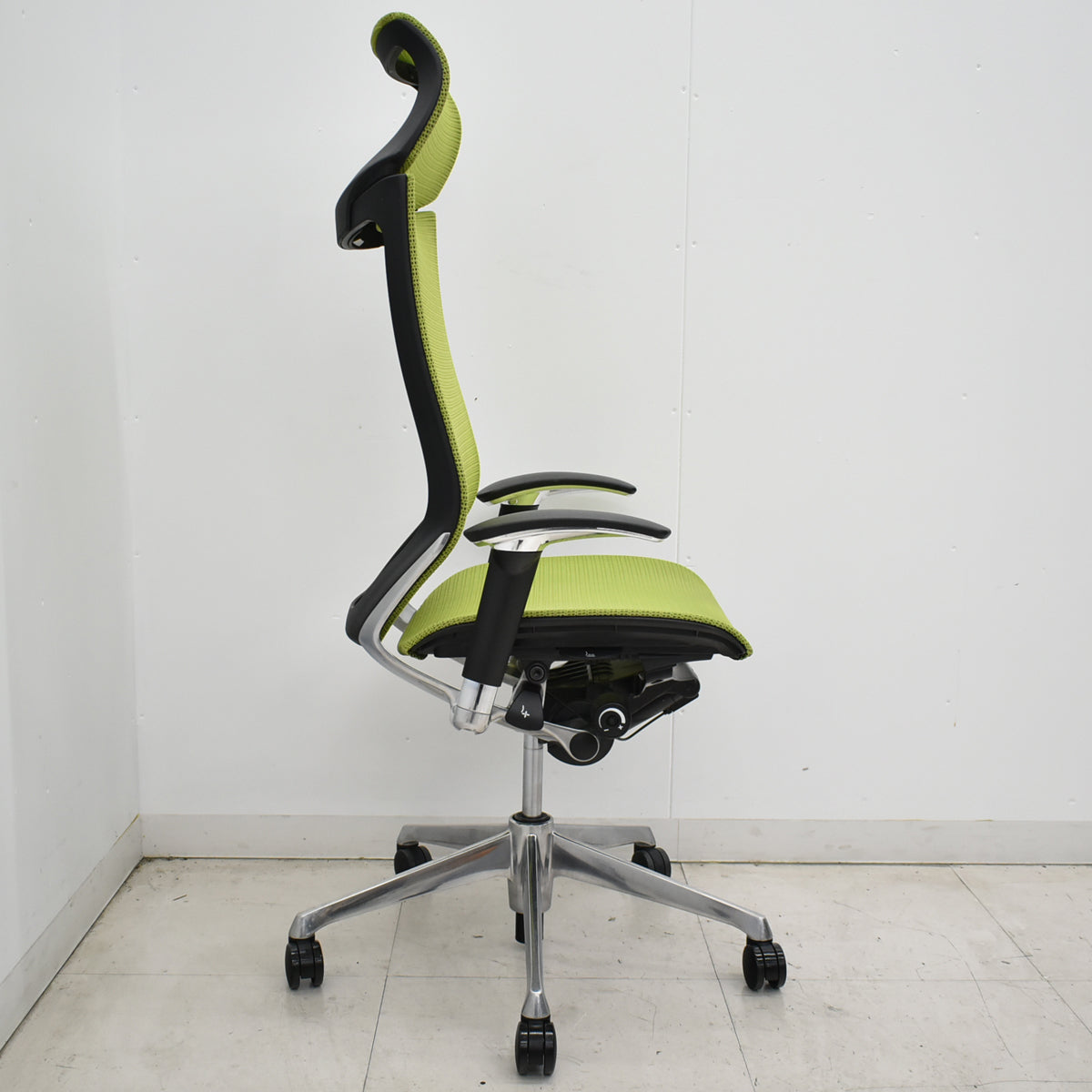 【中古】オカムラ　バロン　エクストラハイバック　可動肘　固定ヘッドレスト　ポリッシュ　ライムグリーン　2026051204【中古オフィス家具】