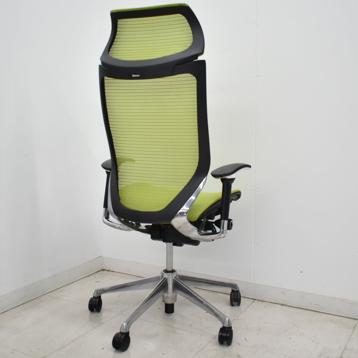 【中古】オカムラ　バロン　エクストラハイバック　可動肘　固定ヘッドレスト　ポリッシュ　ライムグリーン　2026051204【中古オフィス家具】