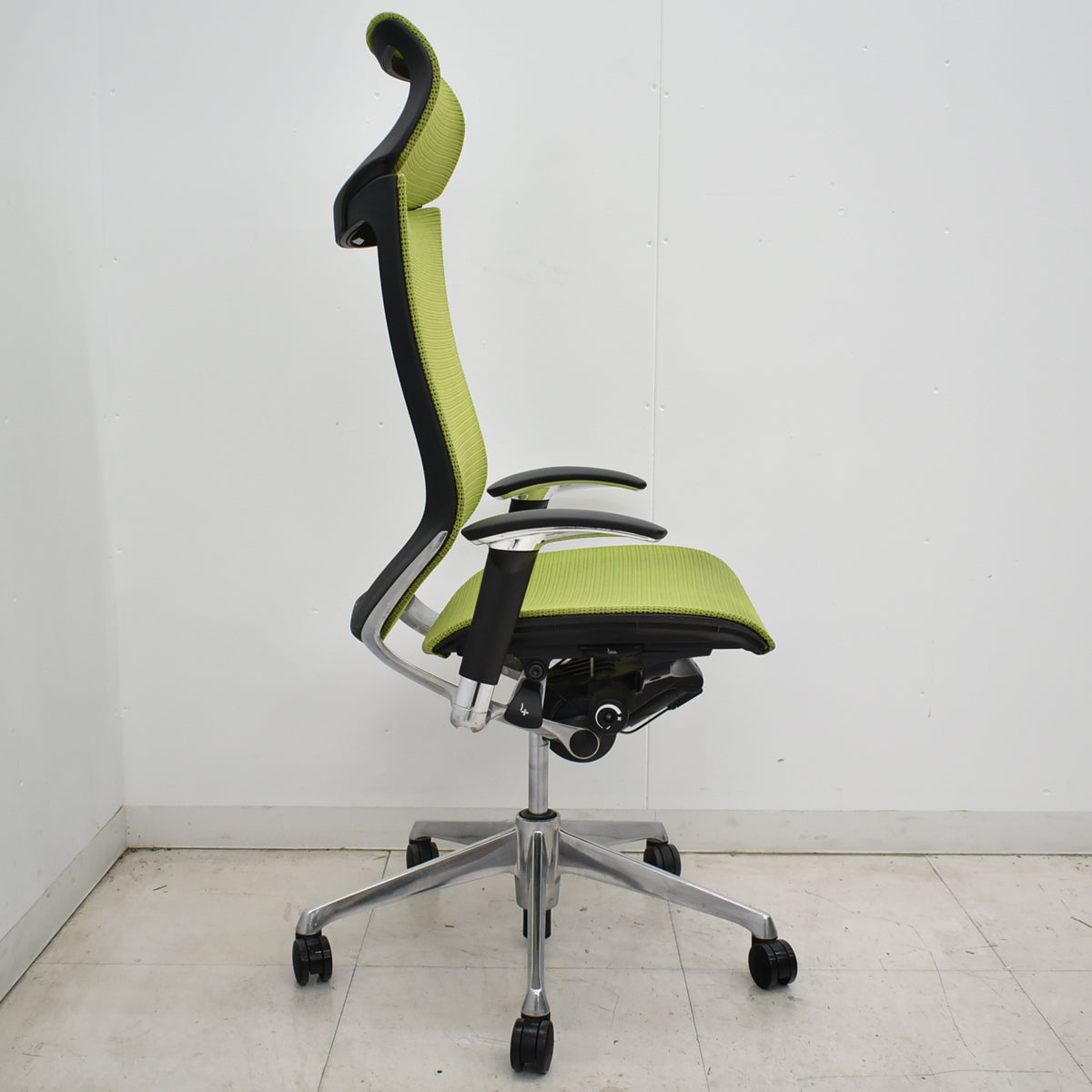 【中古】オカムラ　バロン　エクストラハイバック　可動肘　固定ヘッドレスト　ポリッシュ　ライムグリーン　2026051205【中古オフィス家具】