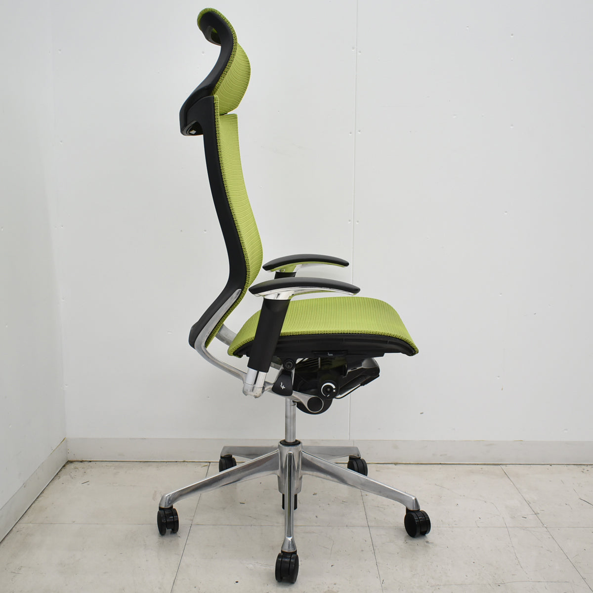 【中古】オカムラ　バロン　エクストラハイバック　可動肘　固定ヘッドレスト　ポリッシュ　ライムグリーン　2026051205【中古オフィス家具】