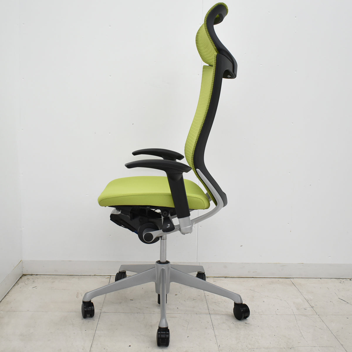 【中古】オカムラ　バロン　エクストラハイバック　可動肘　固定ヘッドレスト　シルバー脚　ライムグリーン　2026051206【中古オフィス家具】