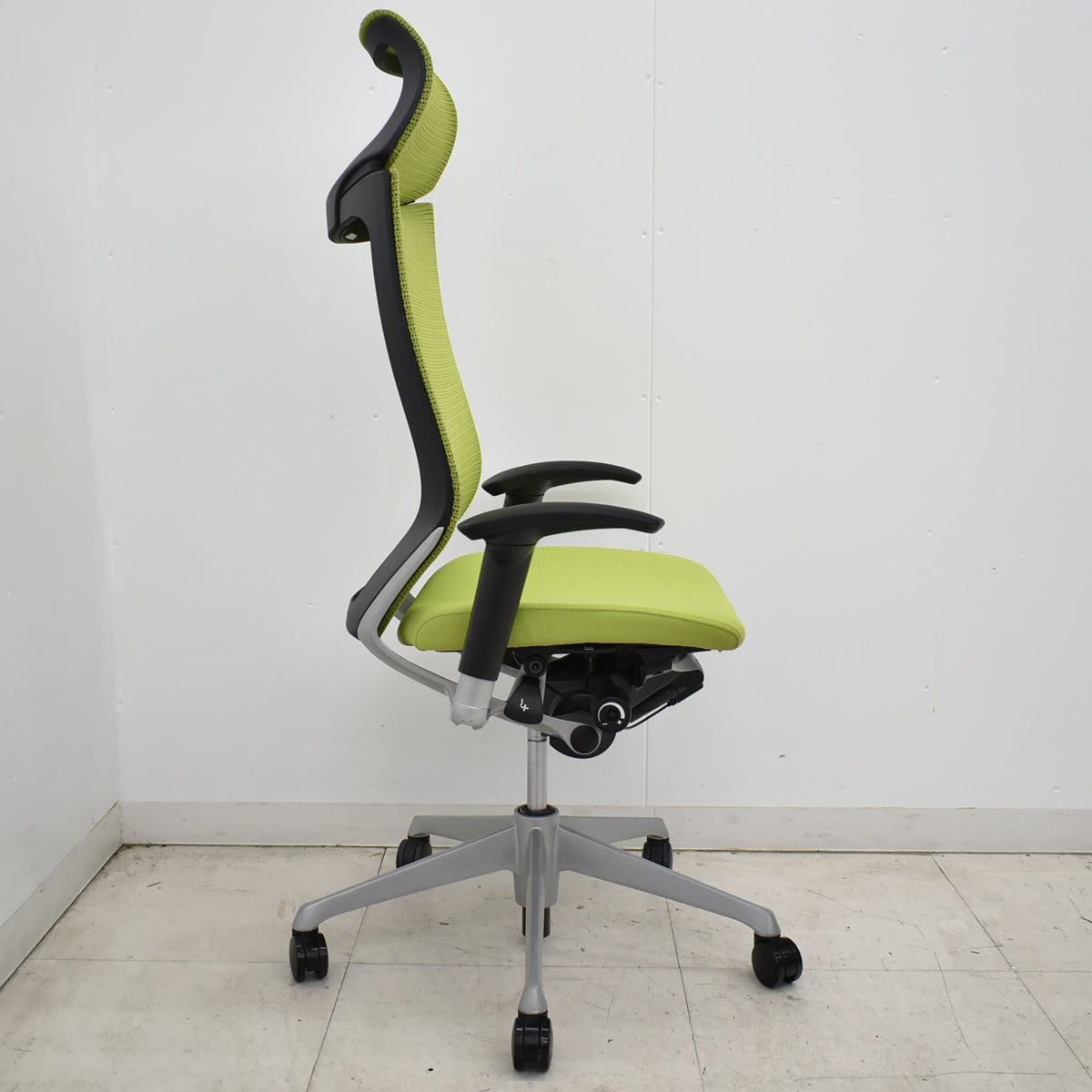 【中古】オカムラ　バロン　エクストラハイバック　可動肘　固定ヘッドレスト　シルバー脚　ライムグリーン　2026051206【中古オフィス家具】