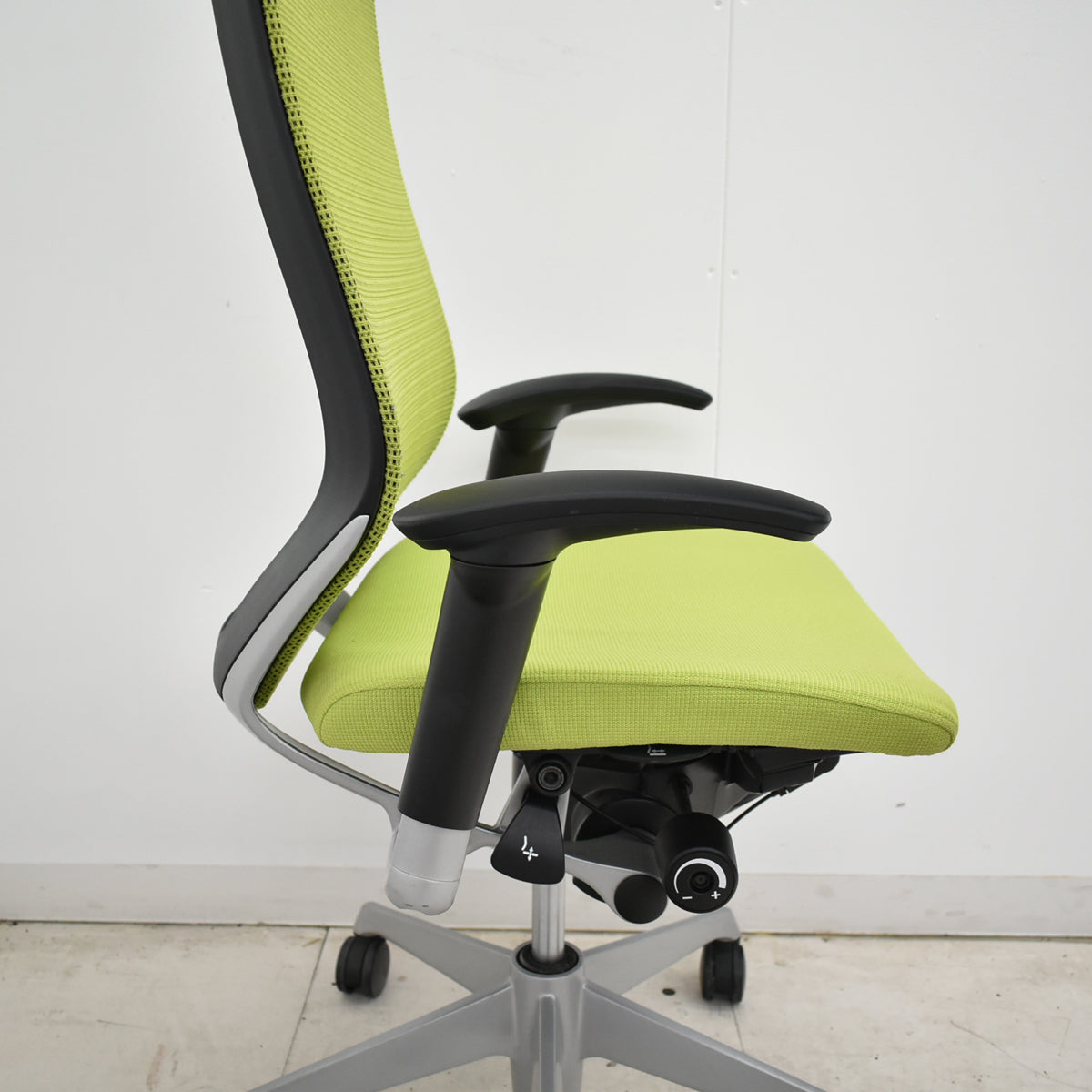 【中古】オカムラ　バロン　エクストラハイバック　可動肘　固定ヘッドレスト　シルバー脚　ライムグリーン　2026051206【中古オフィス家具】
