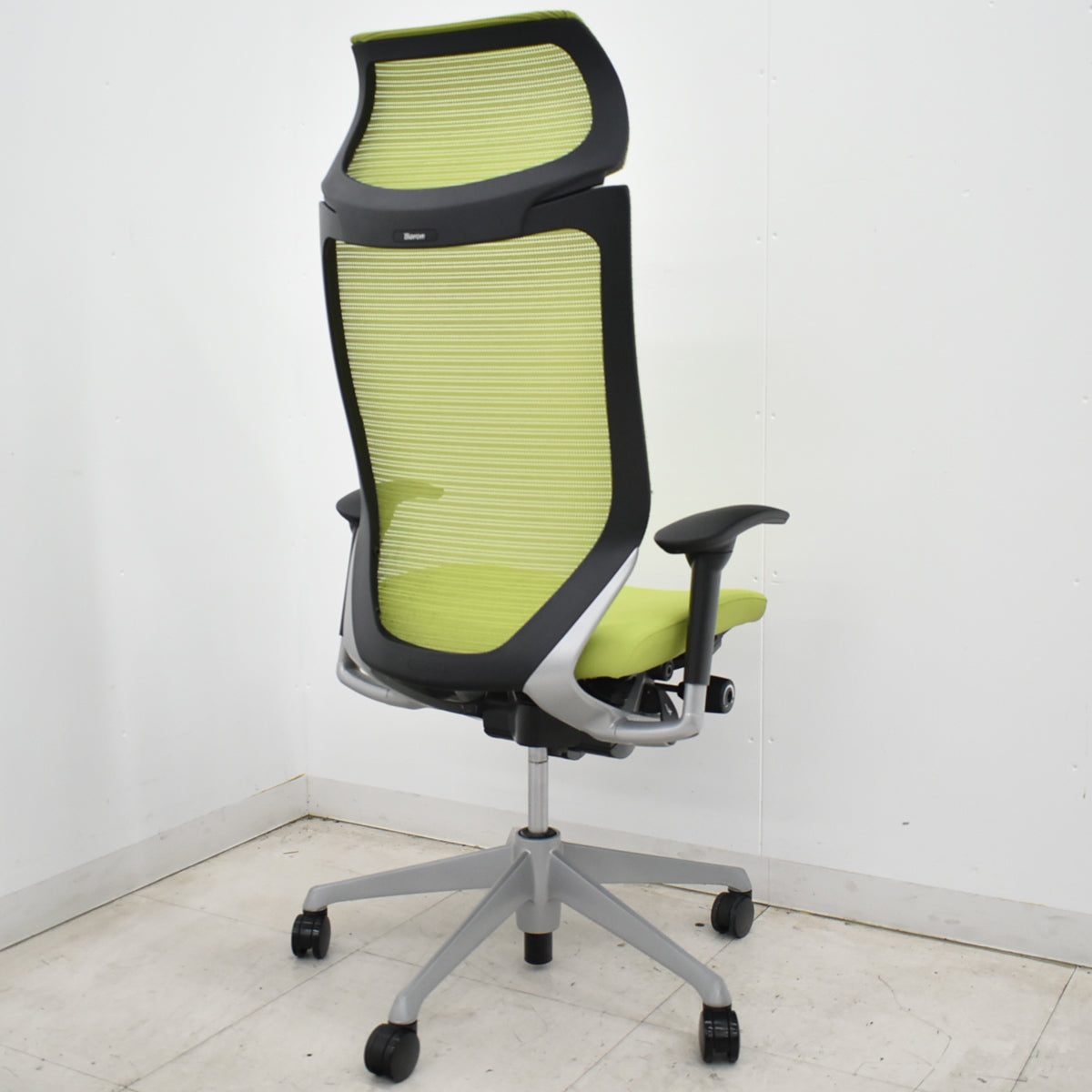 【中古】オカムラ　バロン　エクストラハイバック　可動肘　固定ヘッドレスト　シルバー脚　ライムグリーン　2026051206【中古オフィス家具】