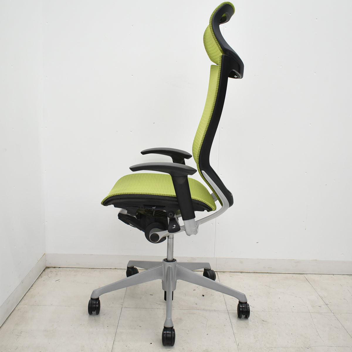 【中古】オカムラ　バロン　エクストラハイバック　可動肘　固定ヘッドレスト　シルバー脚　ライムグリーン　2026051301【中古オフィス家具】