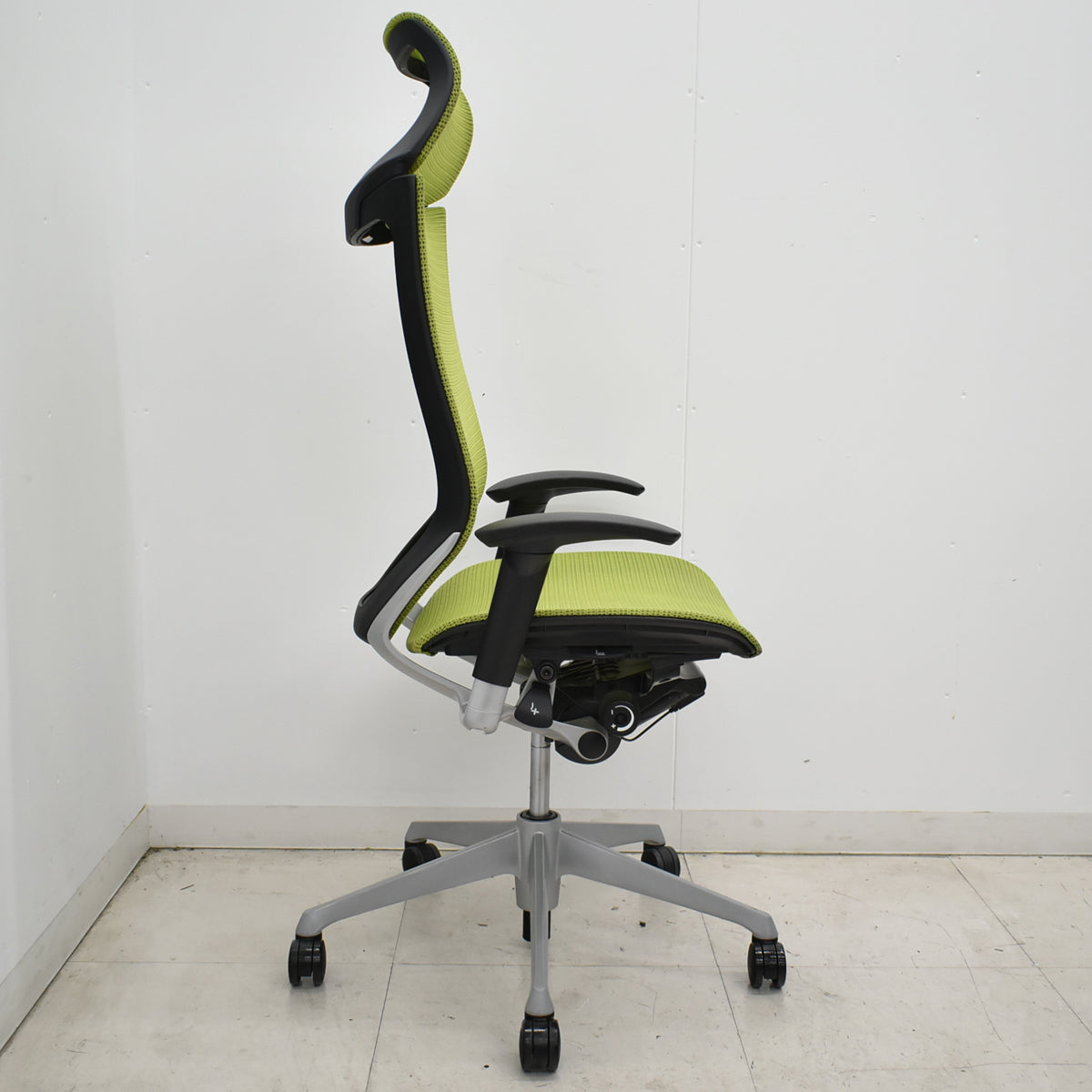 【中古】オカムラ　バロン　エクストラハイバック　可動肘　固定ヘッドレスト　シルバー脚　ライムグリーン　2026051301【中古オフィス家具】