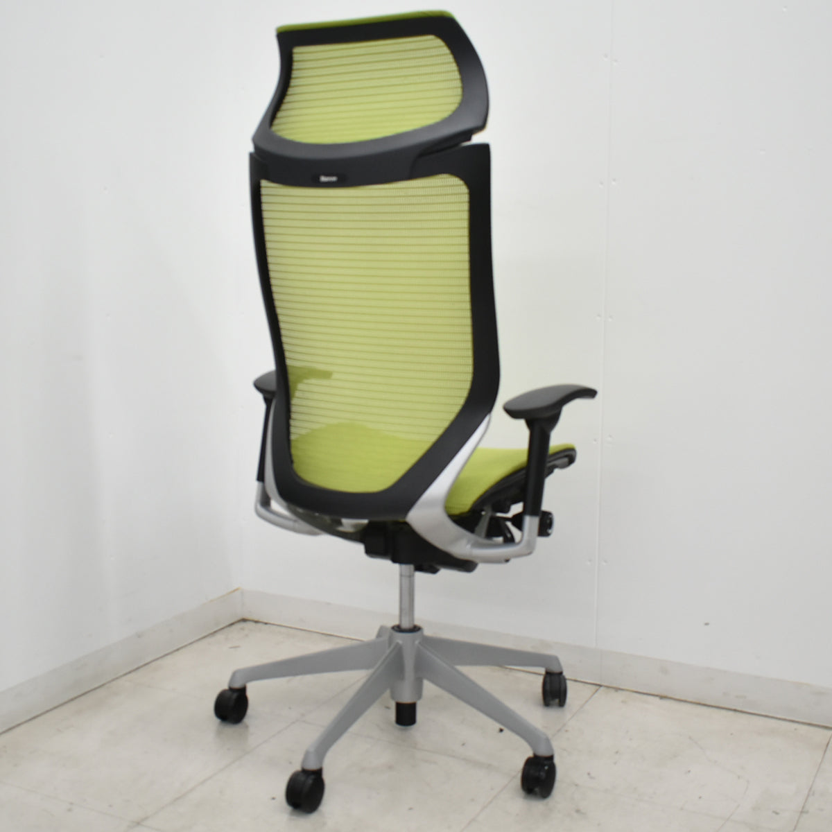 【中古】オカムラ　バロン　エクストラハイバック　可動肘　固定ヘッドレスト　シルバー脚　ライムグリーン　2026051301【中古オフィス家具】