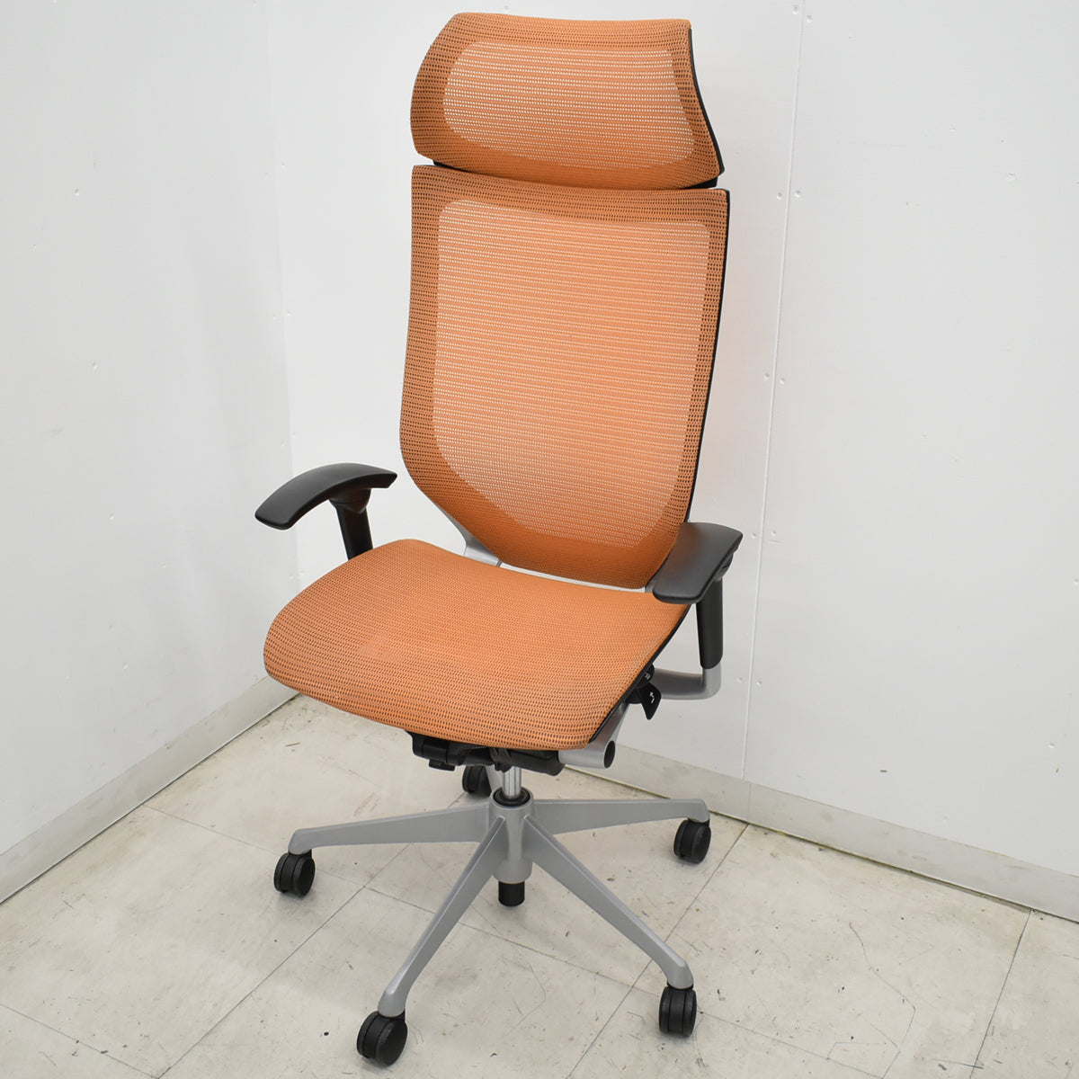 【中古】オカムラ　バロン　エクストラハイバック　可動肘　固定ヘッドレスト　シルバー脚　オレンジ　2026051302【中古オフィス家具】