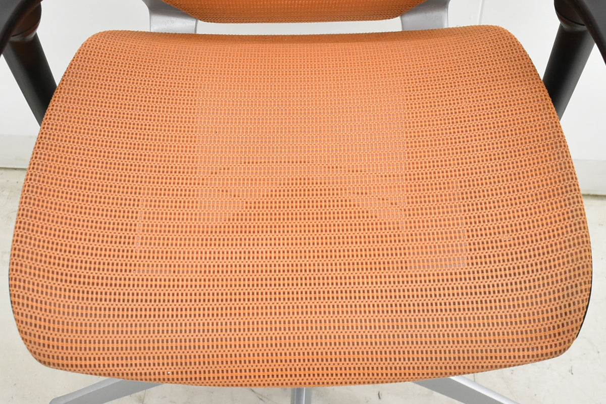 【中古】オカムラ　バロン　エクストラハイバック　可動肘　固定ヘッドレスト　シルバー脚　オレンジ　2026051302【中古オフィス家具】