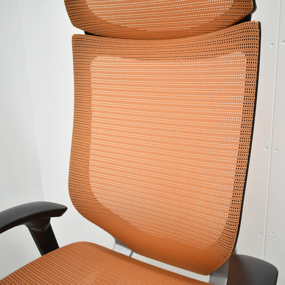【中古】オカムラ　バロン　エクストラハイバック　可動肘　固定ヘッドレスト　シルバー脚　オレンジ　2026051302【中古オフィス家具】