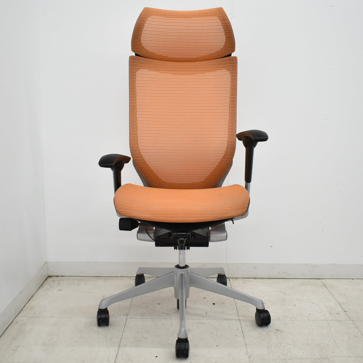 【中古】オカムラ　バロン　エクストラハイバック　可動肘　固定ヘッドレスト　シルバー脚　オレンジ　2026051302【中古オフィス家具】