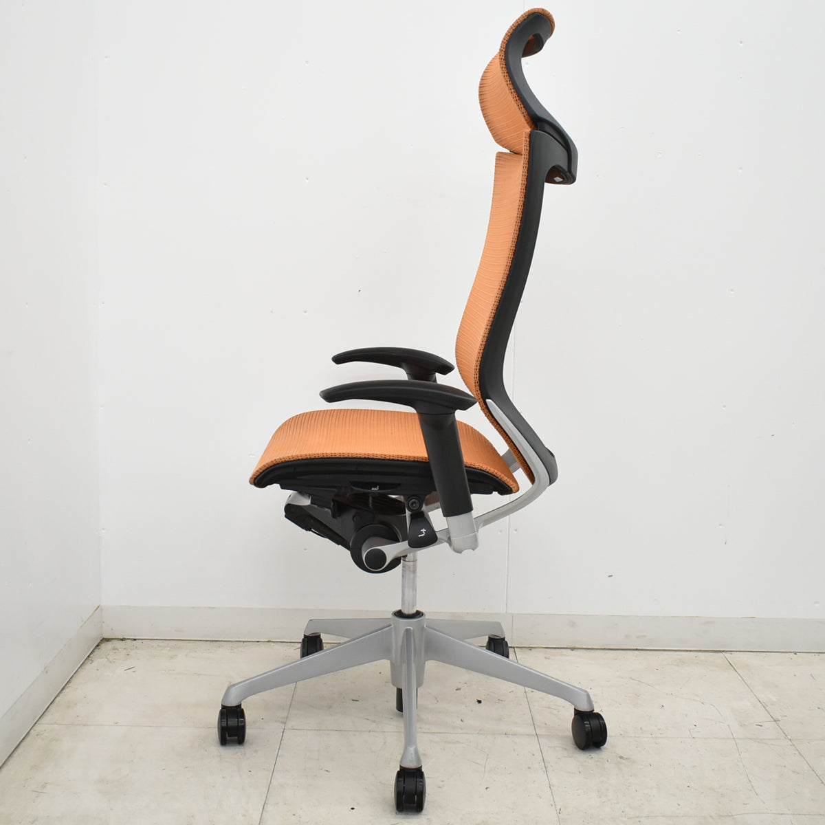 【中古】オカムラ　バロン　エクストラハイバック　可動肘　固定ヘッドレスト　シルバー脚　オレンジ　2026051302【中古オフィス家具】