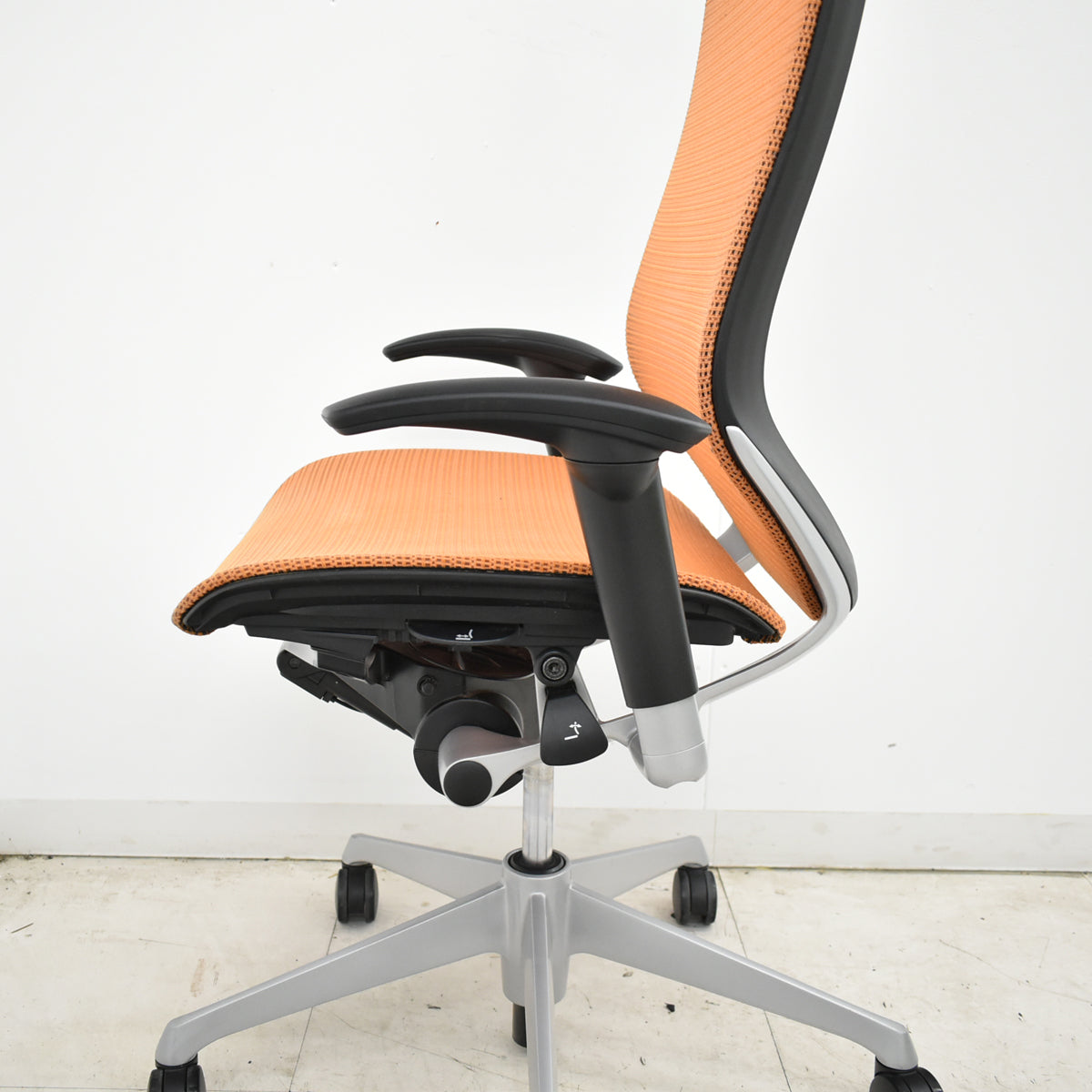 【中古】オカムラ　バロン　エクストラハイバック　可動肘　固定ヘッドレスト　シルバー脚　オレンジ　2026051302【中古オフィス家具】