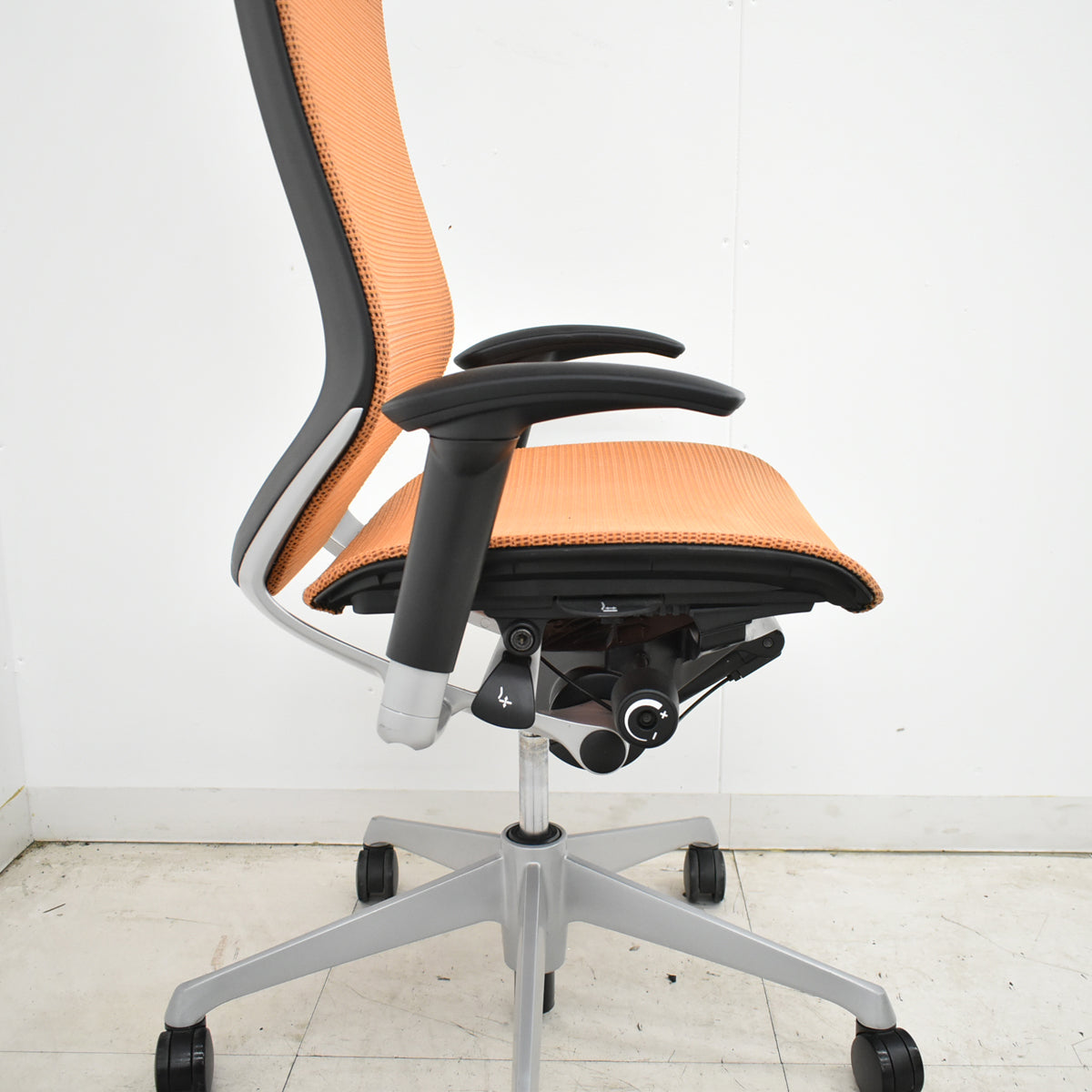 【中古】オカムラ　バロン　エクストラハイバック　可動肘　固定ヘッドレスト　シルバー脚　オレンジ　2026051302【中古オフィス家具】