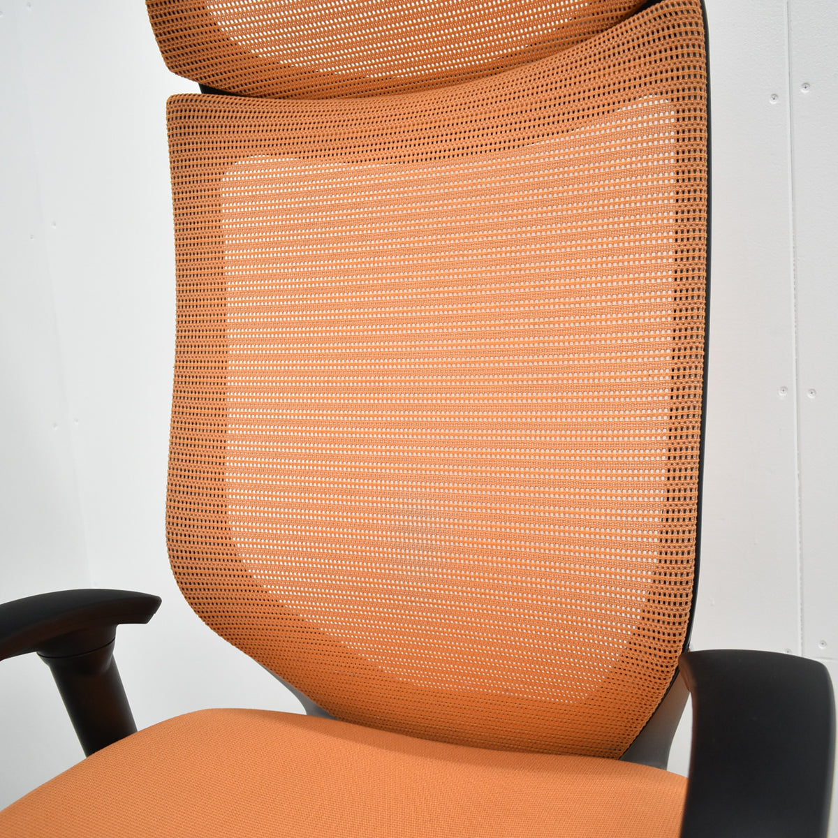 【中古】オカムラ　バロン　エクストラハイバック　可動肘　固定ヘッドレスト　シルバー脚　オレンジ　2026051303【中古オフィス家具】