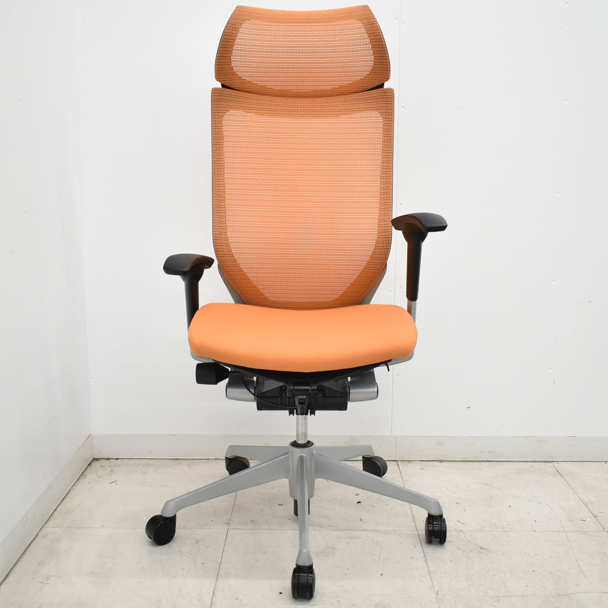 【中古】オカムラ　バロン　エクストラハイバック　可動肘　固定ヘッドレスト　シルバー脚　オレンジ　2026051303【中古オフィス家具】