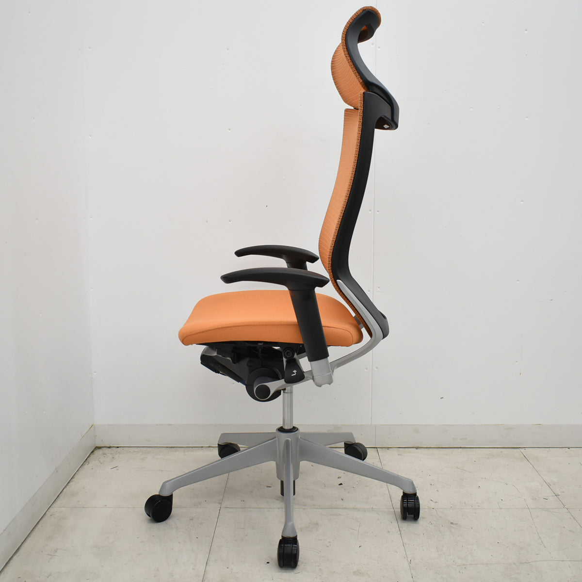 【中古】オカムラ　バロン　エクストラハイバック　可動肘　固定ヘッドレスト　シルバー脚　オレンジ　2026051303【中古オフィス家具】