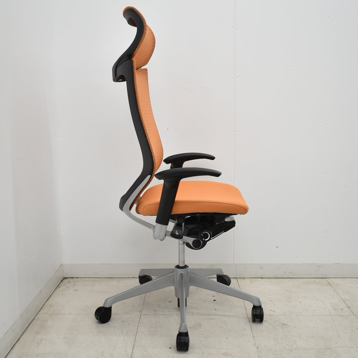 【中古】オカムラ　バロン　エクストラハイバック　可動肘　固定ヘッドレスト　シルバー脚　オレンジ　2026051303【中古オフィス家具】