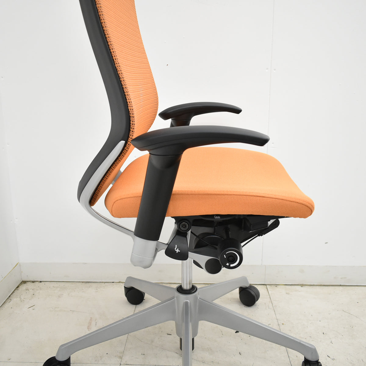 【中古】オカムラ　バロン　エクストラハイバック　可動肘　固定ヘッドレスト　シルバー脚　オレンジ　2026051303【中古オフィス家具】