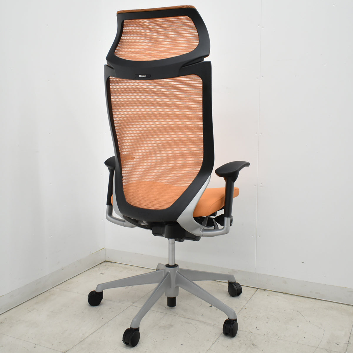 【中古】オカムラ　バロン　エクストラハイバック　可動肘　固定ヘッドレスト　シルバー脚　オレンジ　2026051303【中古オフィス家具】
