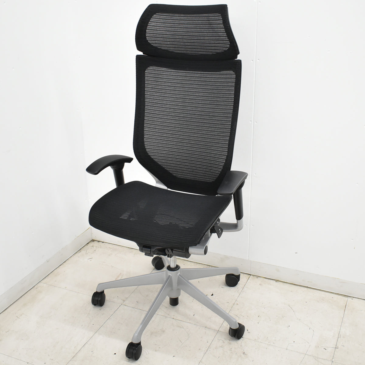 【中古】オカムラ　バロン　エクストラハイバック　可動肘　固定ヘッドレスト　シルバー脚　ブラック　2026051304【中古オフィス家具】