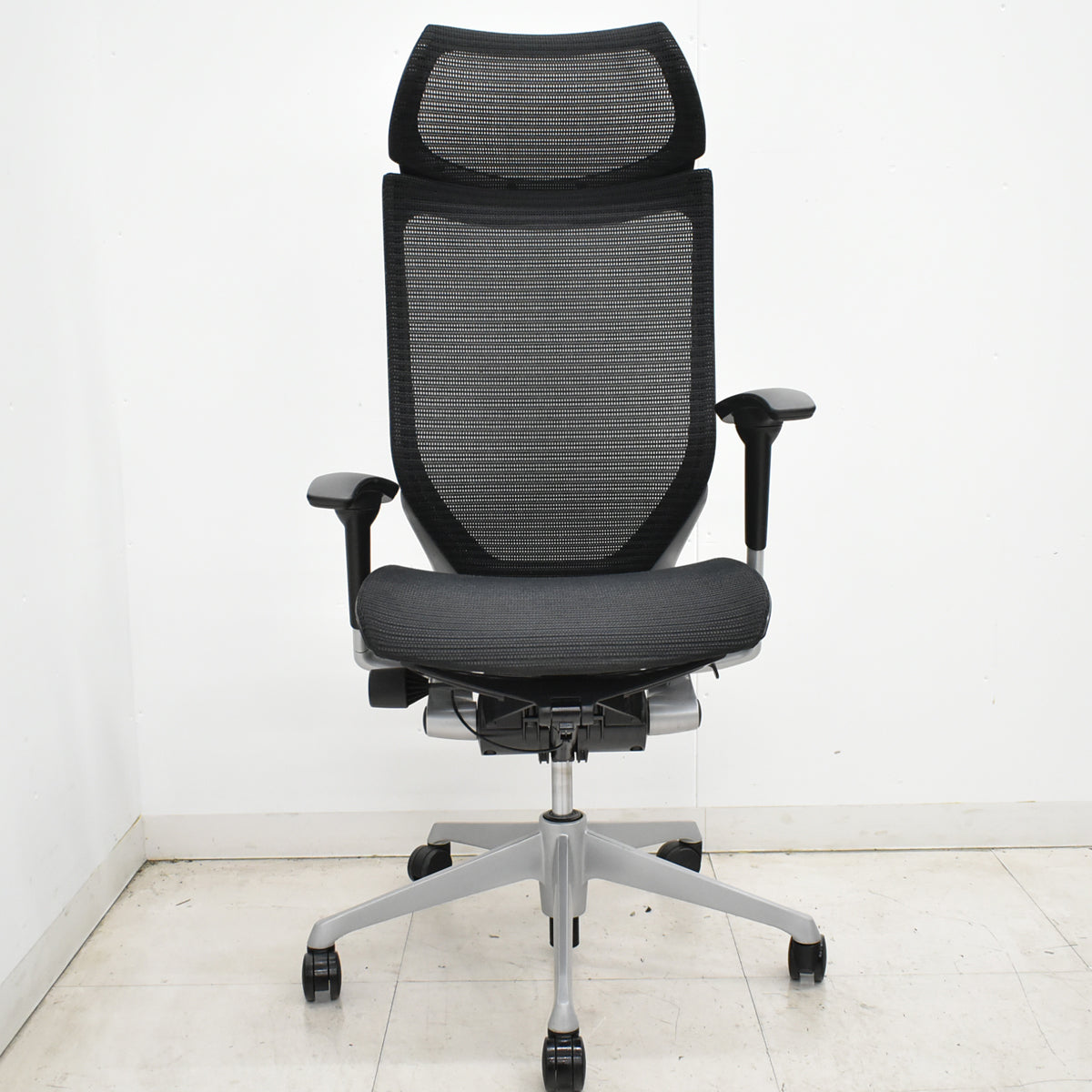 【中古】オカムラ　バロン　エクストラハイバック　可動肘　固定ヘッドレスト　シルバー脚　ブラック　2026051304【中古オフィス家具】