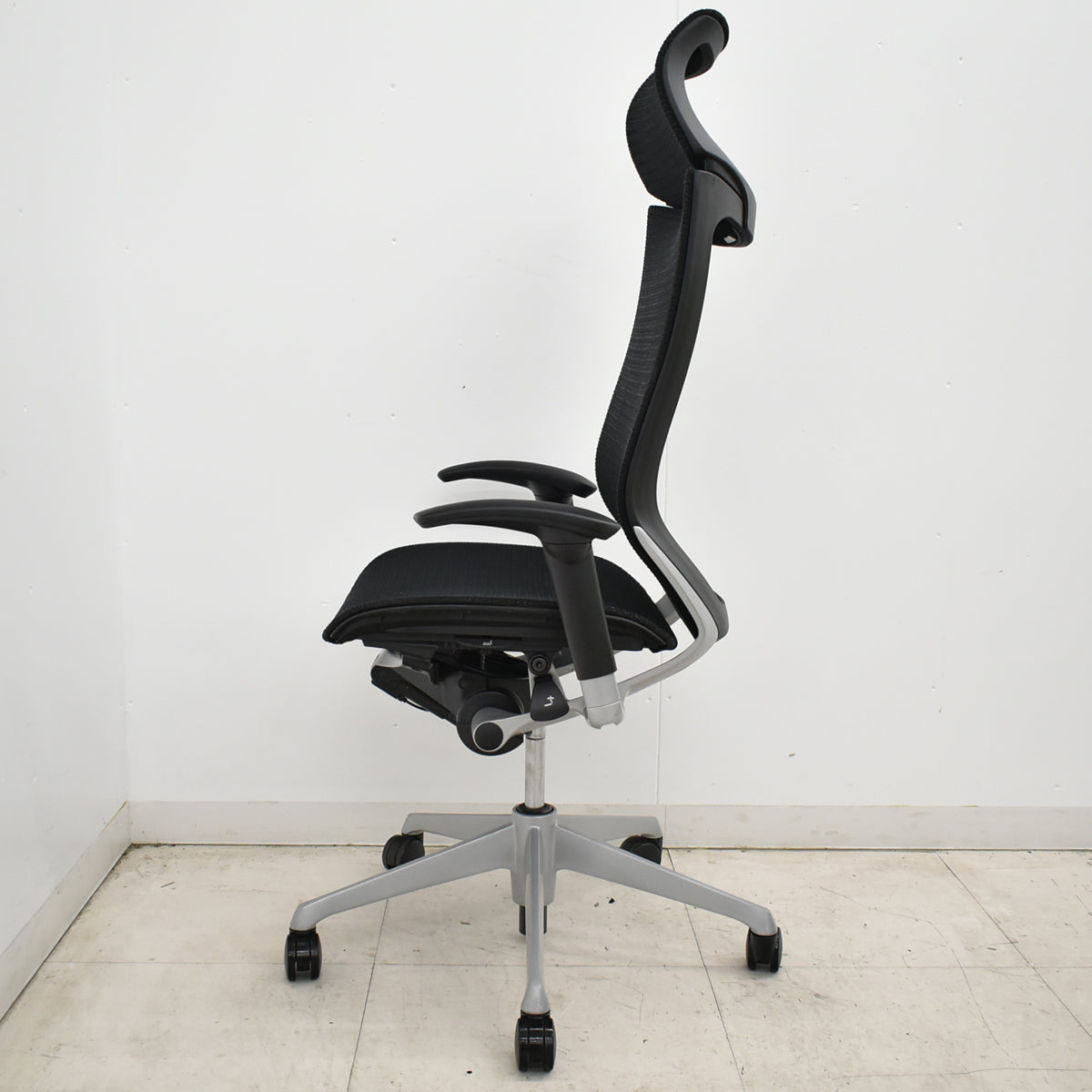 【中古】オカムラ　バロン　エクストラハイバック　可動肘　固定ヘッドレスト　シルバー脚　ブラック　2026051304【中古オフィス家具】