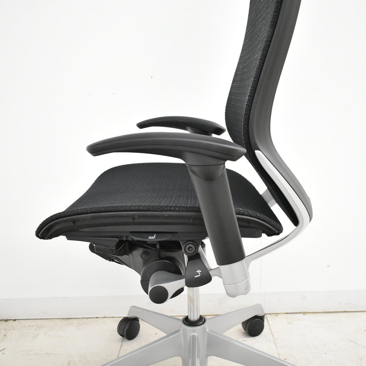 【中古】オカムラ　バロン　エクストラハイバック　可動肘　固定ヘッドレスト　シルバー脚　ブラック　2026051304【中古オフィス家具】