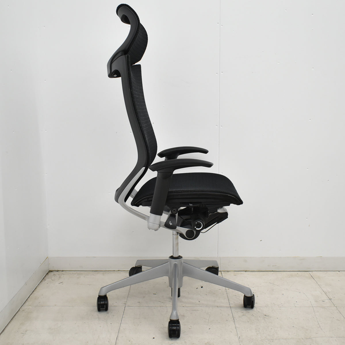 【中古】オカムラ　バロン　エクストラハイバック　可動肘　固定ヘッドレスト　シルバー脚　ブラック　2026051304【中古オフィス家具】