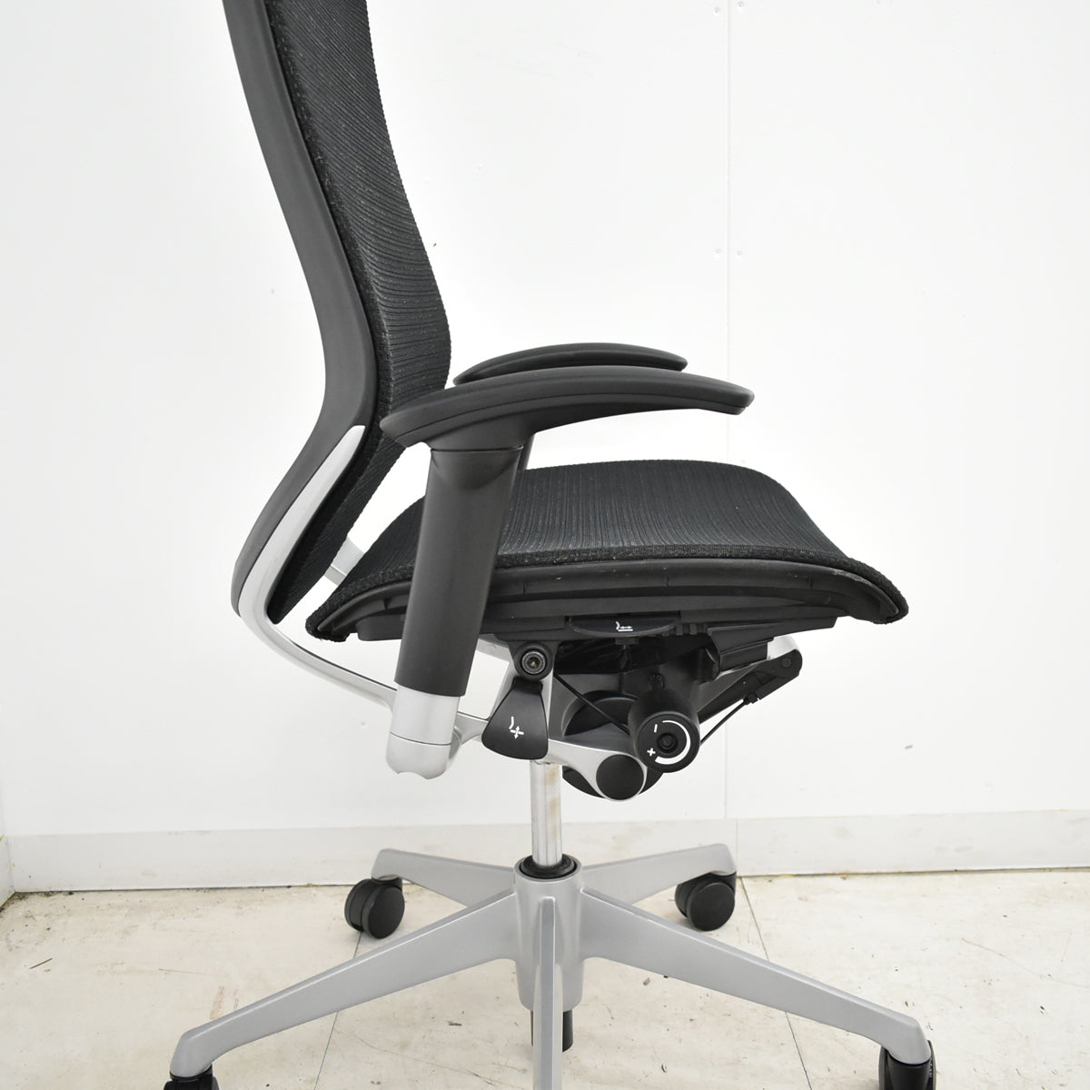 【中古】オカムラ　バロン　エクストラハイバック　可動肘　固定ヘッドレスト　シルバー脚　ブラック　2026051304【中古オフィス家具】