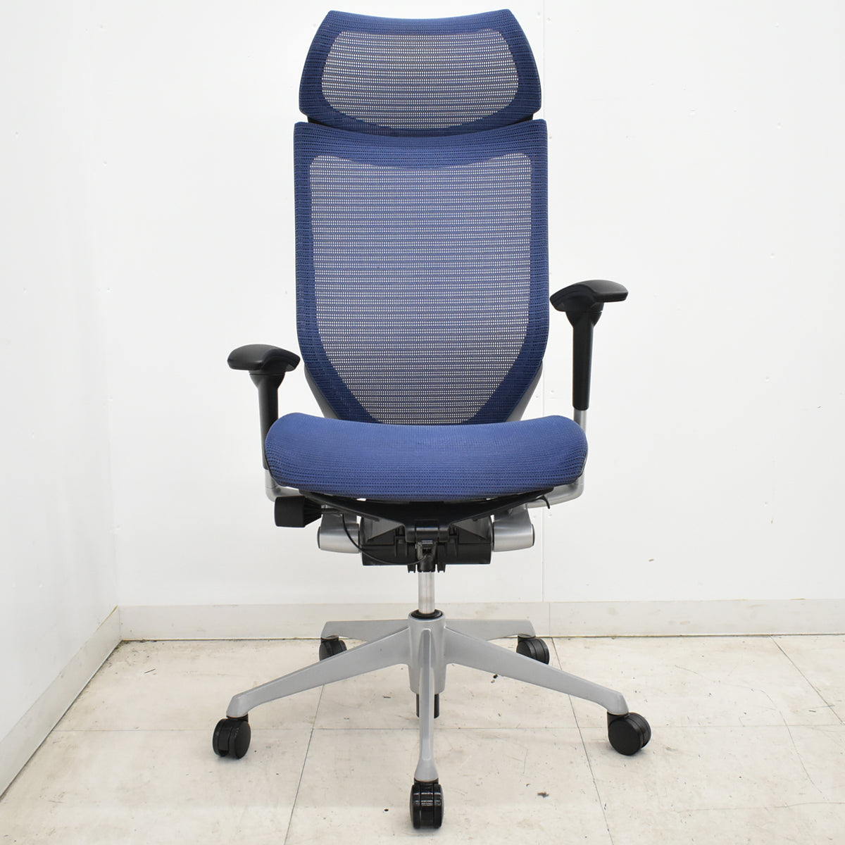 【中古】オカムラ　バロン　エクストラハイバック　可動肘　固定ヘッドレスト　シルバー脚　ミディアムブルー　2026051305【中古オフィス家具】