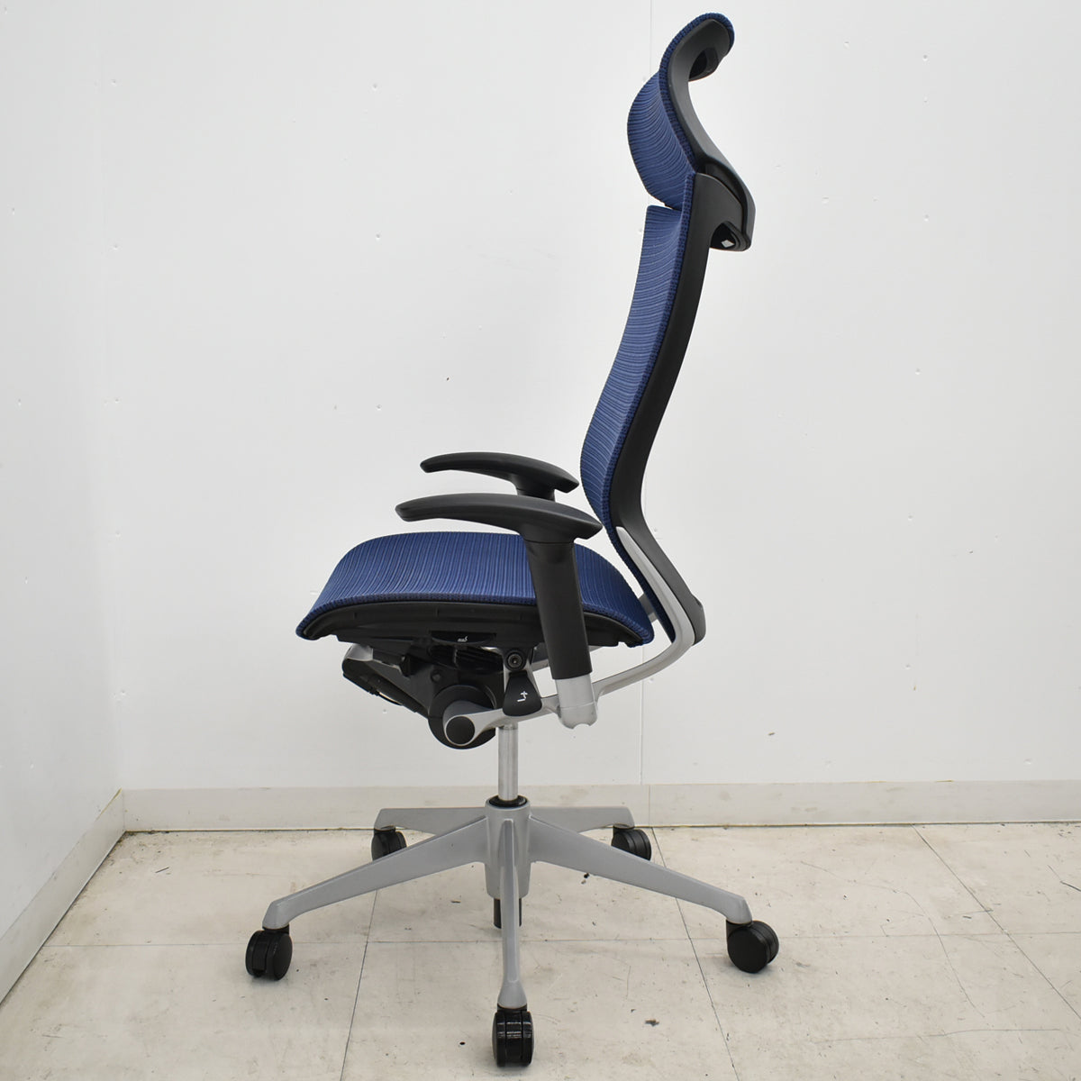 【中古】オカムラ　バロン　エクストラハイバック　可動肘　固定ヘッドレスト　シルバー脚　ミディアムブルー　2026051305【中古オフィス家具】