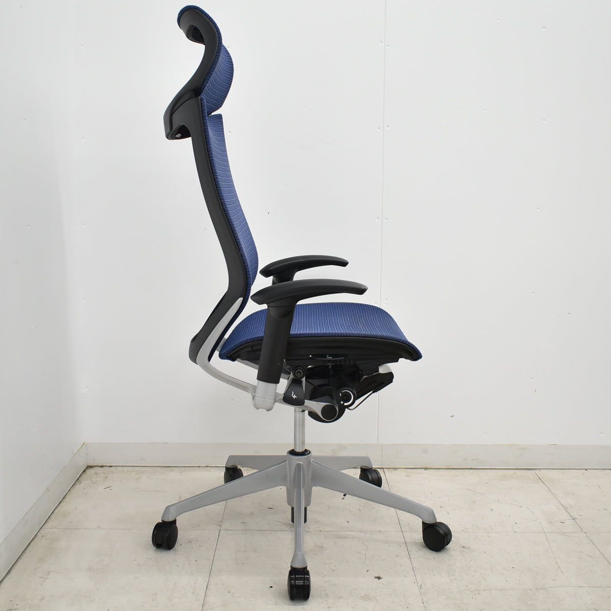 【中古】オカムラ　バロン　エクストラハイバック　可動肘　固定ヘッドレスト　シルバー脚　ミディアムブルー　2026051305【中古オフィス家具】