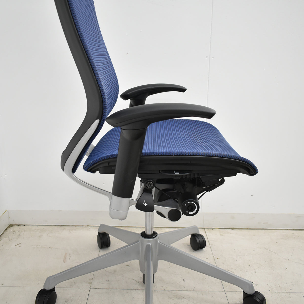【中古】オカムラ　バロン　エクストラハイバック　可動肘　固定ヘッドレスト　シルバー脚　ミディアムブルー　2026051305【中古オフィス家具】