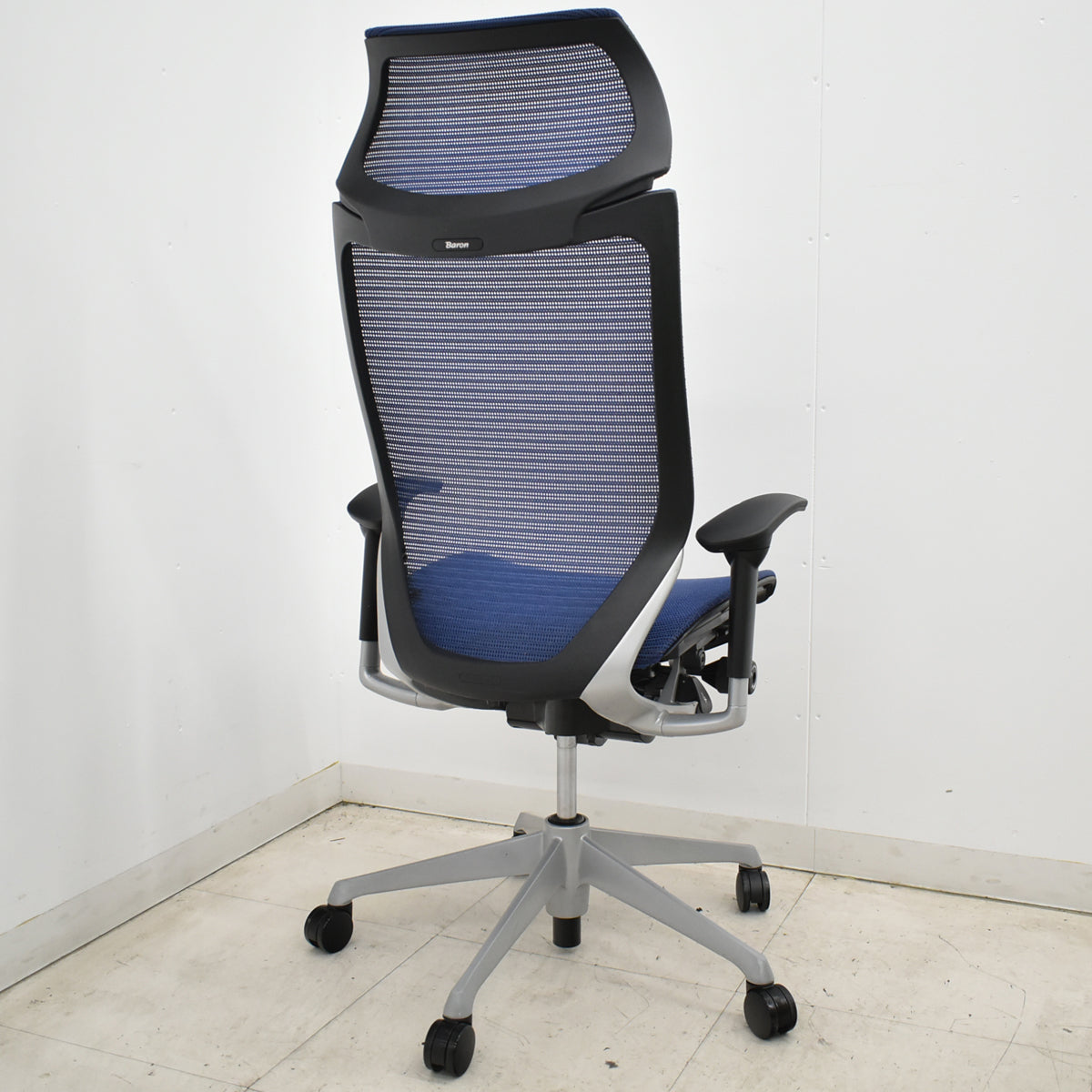 【中古】オカムラ　バロン　エクストラハイバック　可動肘　固定ヘッドレスト　シルバー脚　ミディアムブルー　2026051305【中古オフィス家具】