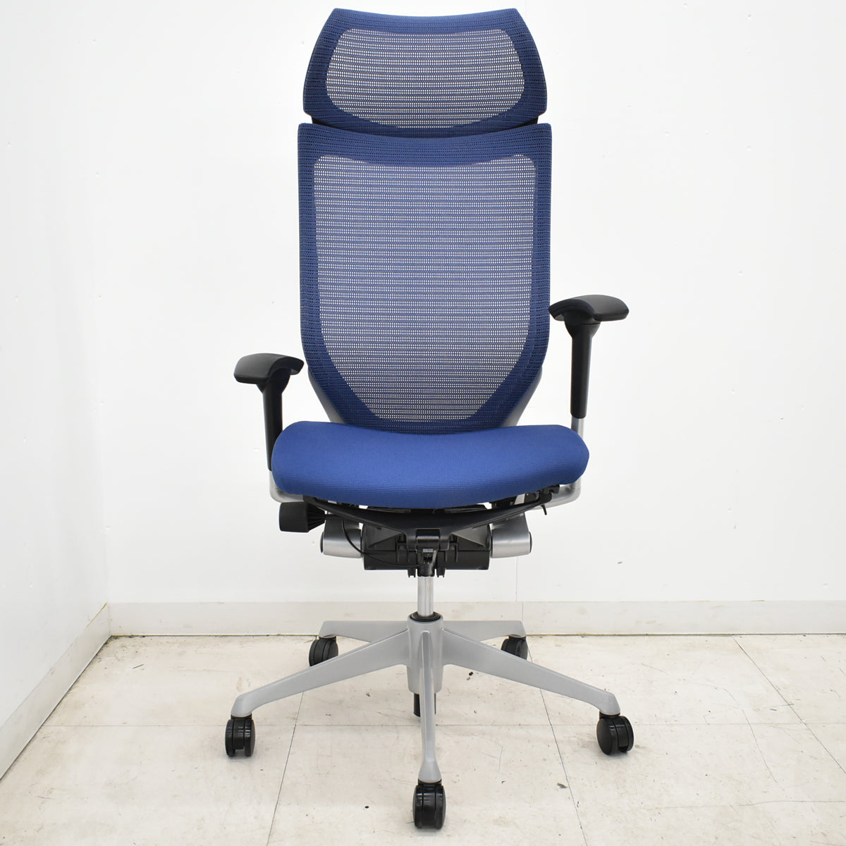 【中古】オカムラ　バロン　エクストラハイバック　可動肘　固定ヘッドレスト　シルバー脚　ミディアムブルー　2026051401【中古オフィス家具】