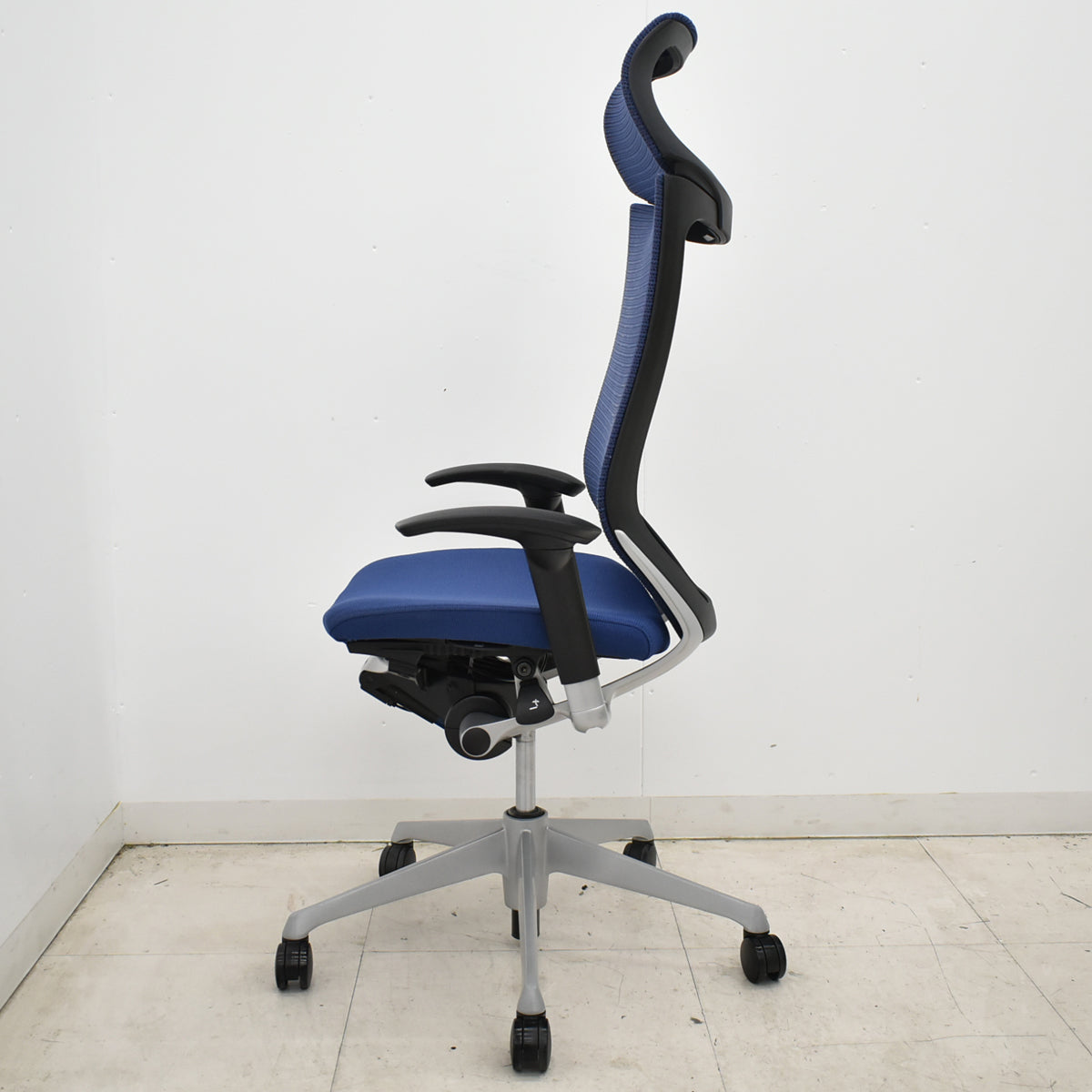 【中古】オカムラ　バロン　エクストラハイバック　可動肘　固定ヘッドレスト　シルバー脚　ミディアムブルー　2026051401【中古オフィス家具】