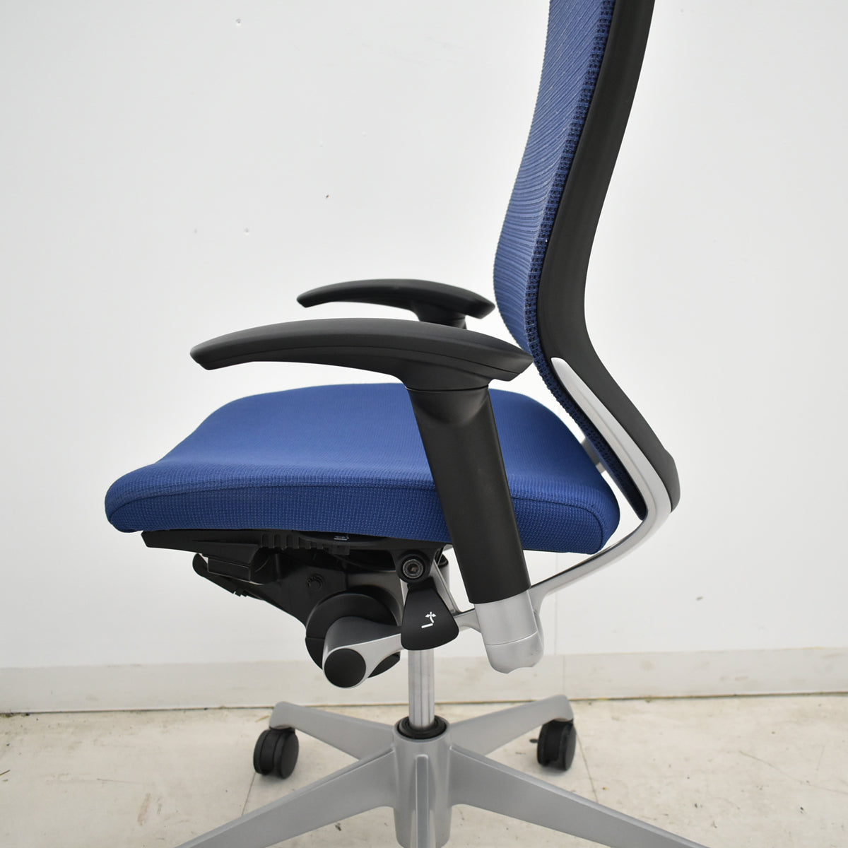 【中古】オカムラ　バロン　エクストラハイバック　可動肘　固定ヘッドレスト　シルバー脚　ミディアムブルー　2026051401【中古オフィス家具】
